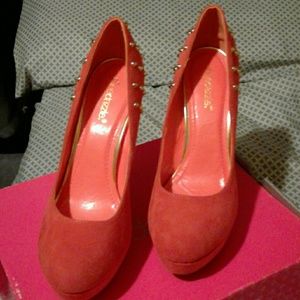 Shoe Dazzle orange spike heels